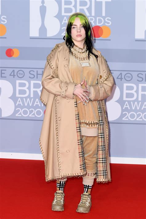 Billie Eilish se desnuda ante su público para protestar sobre las ...